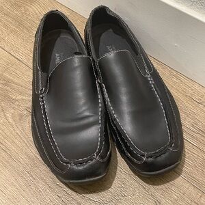 Perry Ellis America Black Leather Slip-On Moc Toe Loafers